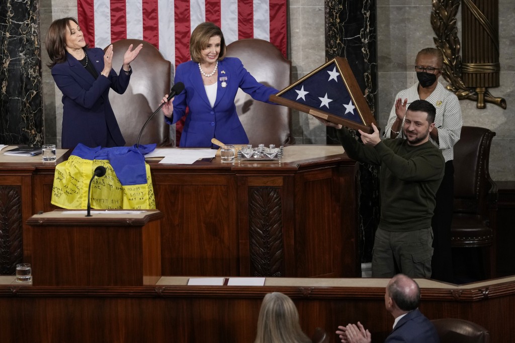賀錦麗和佩洛西則代表各議員，送上一面美國國旗給澤連斯基作回禮。AP