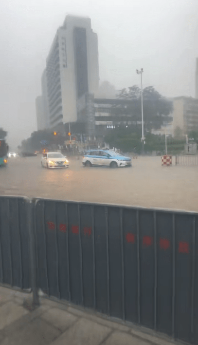 深圳18日暴雨致多地水浸。 小紅書