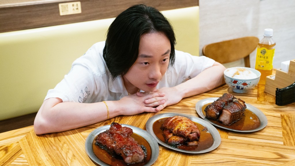 Jimmy 入座後隨即向店員落單，大 歎半肥瘦梅頭叉燒、肉汁澎湃的燒鵝「下庄」、茅台醬 油三黃雞等燒味美食。旅發局圖片