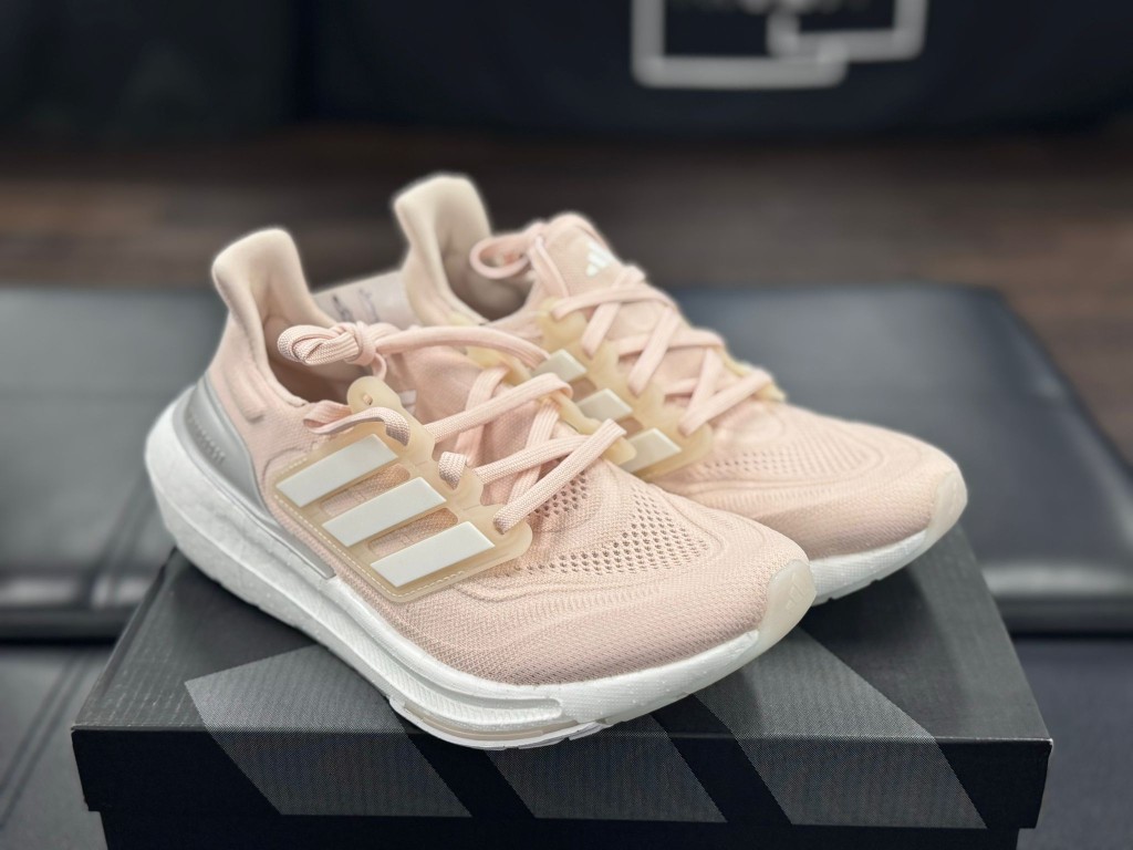 Ultraboost女装鞋 $600（原价$1399）