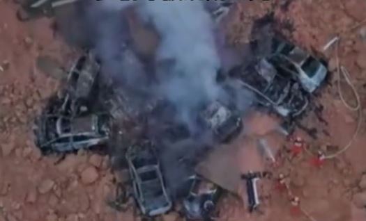 梅龙高速公路塌陷造成24人死亡，多辆汽车互相堆叠焚毁剩车架。
