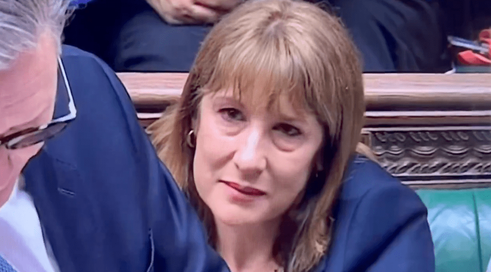 英國財政大臣李韻晴(Rachel Reeves)周三在下議院質詢環節期間,突然在首相施紀賢背後潸然落淚。 英國財政大臣李韻晴(Rachel Reeves)周三在下議院質詢環節期間,突然在首相施紀賢背後潸然落淚。