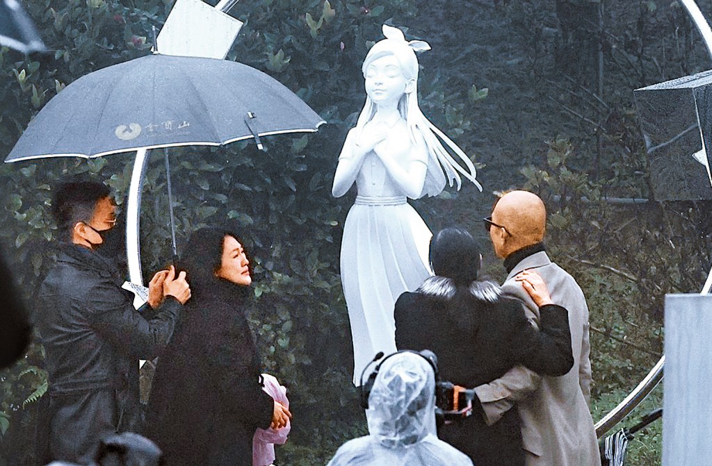 大S老公具俊曄全程陪住S媽，神情哀傷。