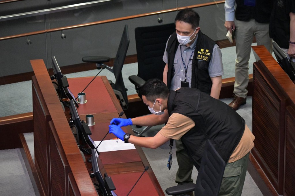 警員到立法會會議室1搜證。