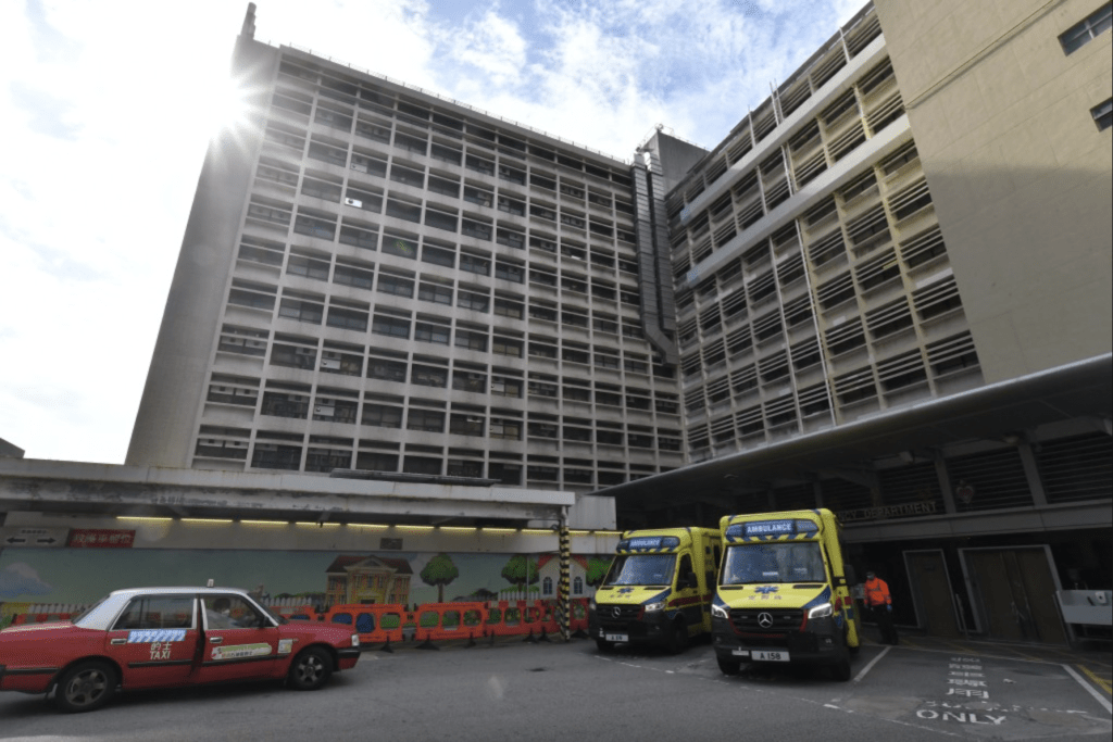 內地女子臉部受傷，馬來西亞籍男子則面部及頸部受傷，兩人清醒送往伊利沙伯醫院治理。