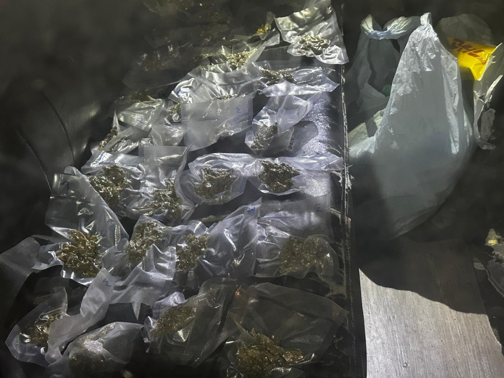 警方在車內發現大量大麻花。曾志恒攝 警方在車內發現大量大麻花。曾志恒攝