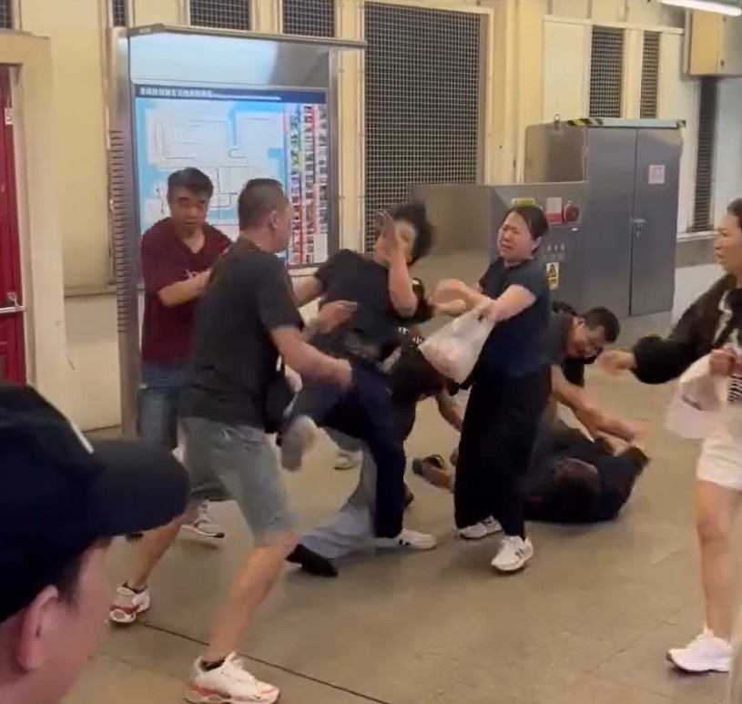 「多人混戰」期間，多士男士大打出手、起飛腳。