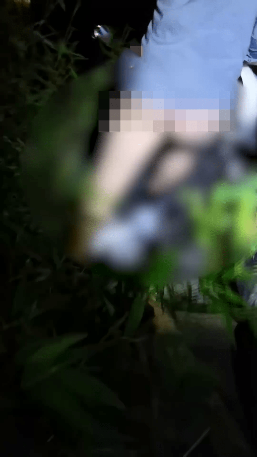 网上影片显示，一名男子下半身几近裸露。