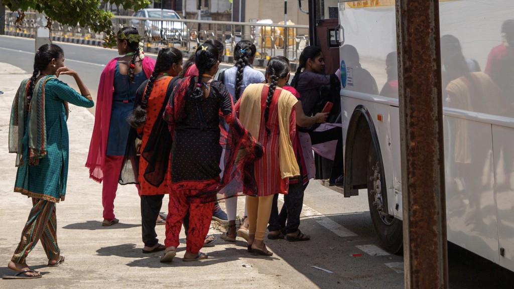 印度女性登上富士康公司巴士。 路透社