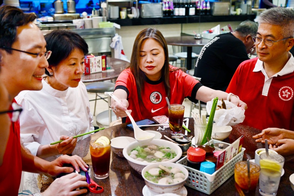 一行人點了魚蛋粉、魚皮餃、墨丸、魚皮等食品「醫肚」,更叫了地道的凍檸茶解渴。蘇正謙攝 一行人點了魚蛋粉、魚皮餃、墨丸、魚皮等食品「醫肚」,更叫了地道的凍檸茶解渴。蘇正謙攝