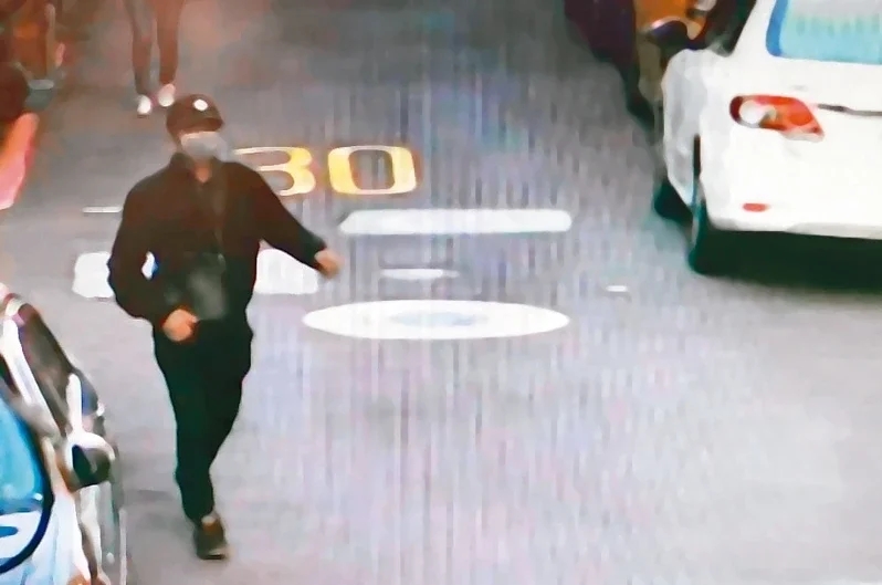 警方調閱監視器畫面發現,黑衣人事先徒步到蔡家周邊埋伏。(網圖)
