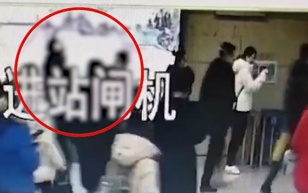 北京兩男在地鐵爭執，邊走邊打，打遍月台、扶手電梯、出閘口。