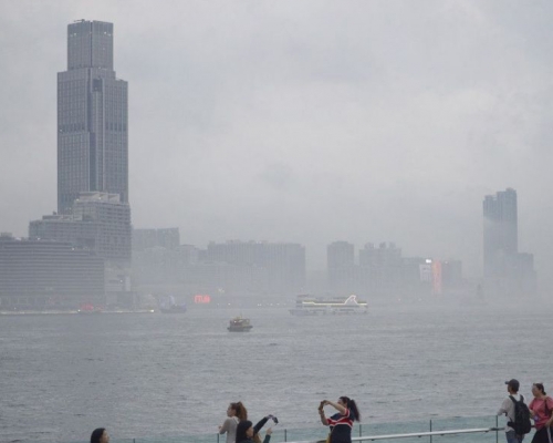 周末一股潮濕的海洋氣流來襲，本港有霧。資料圖片