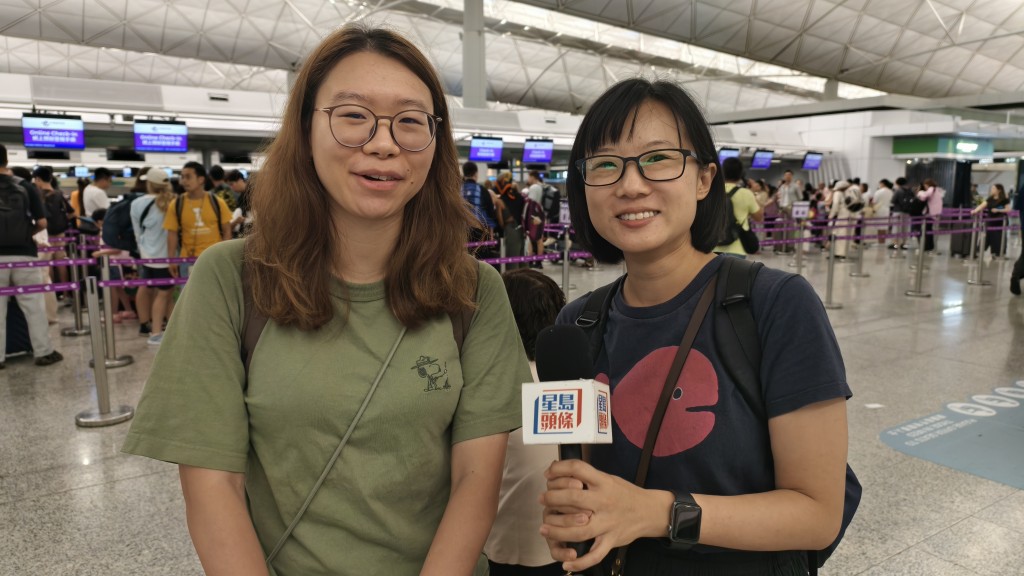 市民羅小姐（左）及李小姐形容航空公司「都無乜安排，都唔理我哋」。