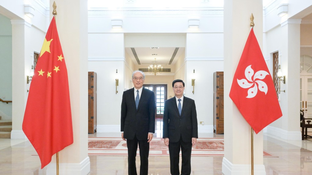 行政長官李家超(右)今日(14日)在禮賓府與最高人民法院院長張軍(左)會面。政府新聞處圖片