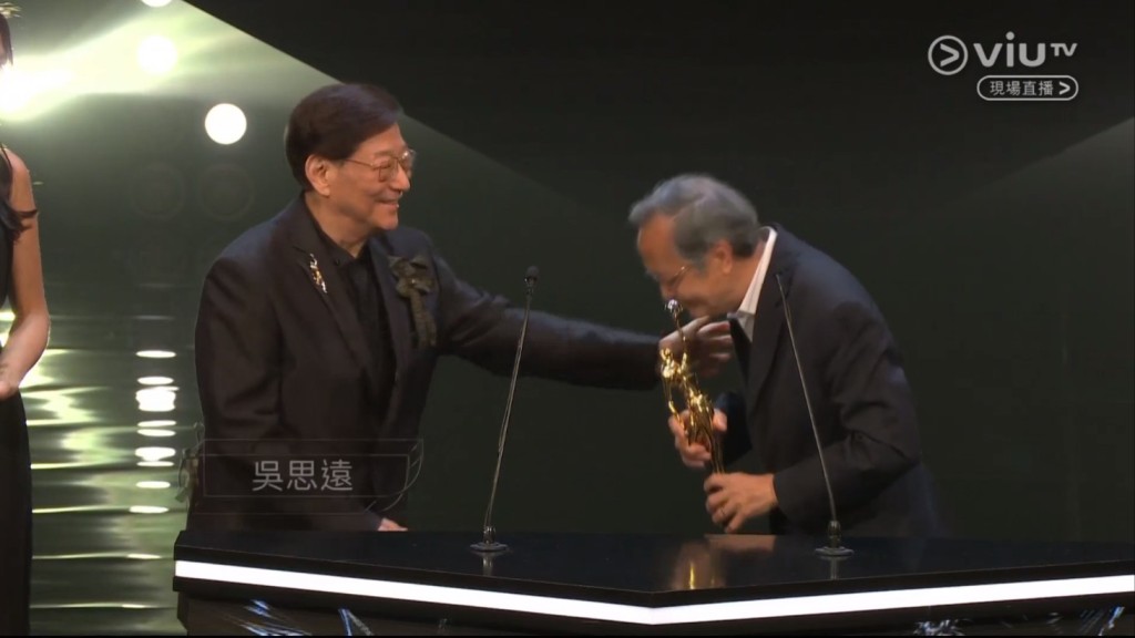 羅卡由香港電影金像獎前主席吳思遠手上領過獎項。