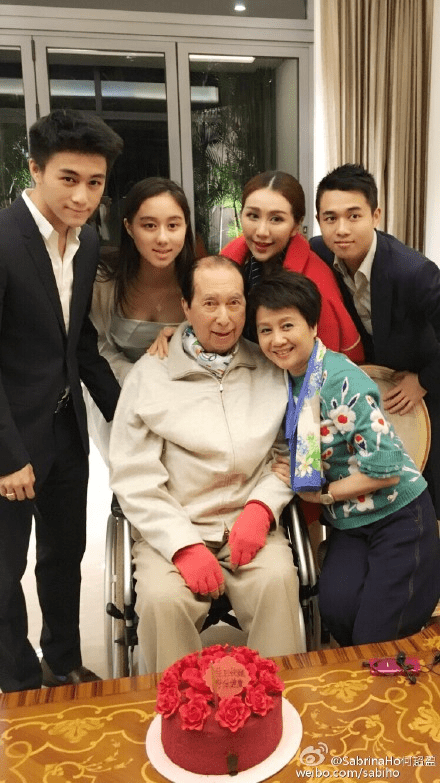 何猷君決為爸爸守孝三年而延遲婚禮。