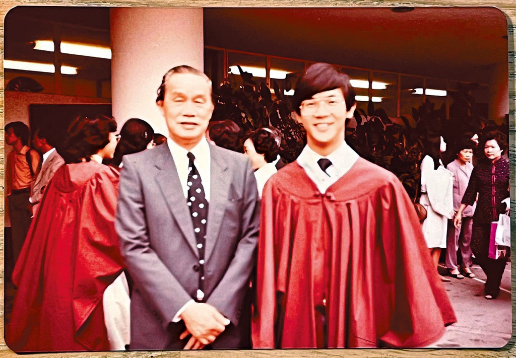 徐佩宏的父親是本港首位華人政務官,圖為徐父出席徐佩宏的畢業禮。
