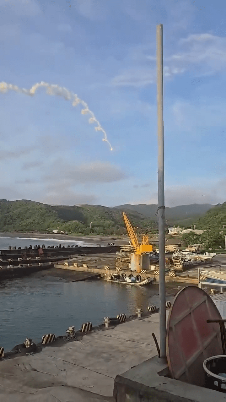 台湾屏东九鹏基地试射火箭偏轨坠山区。 threads