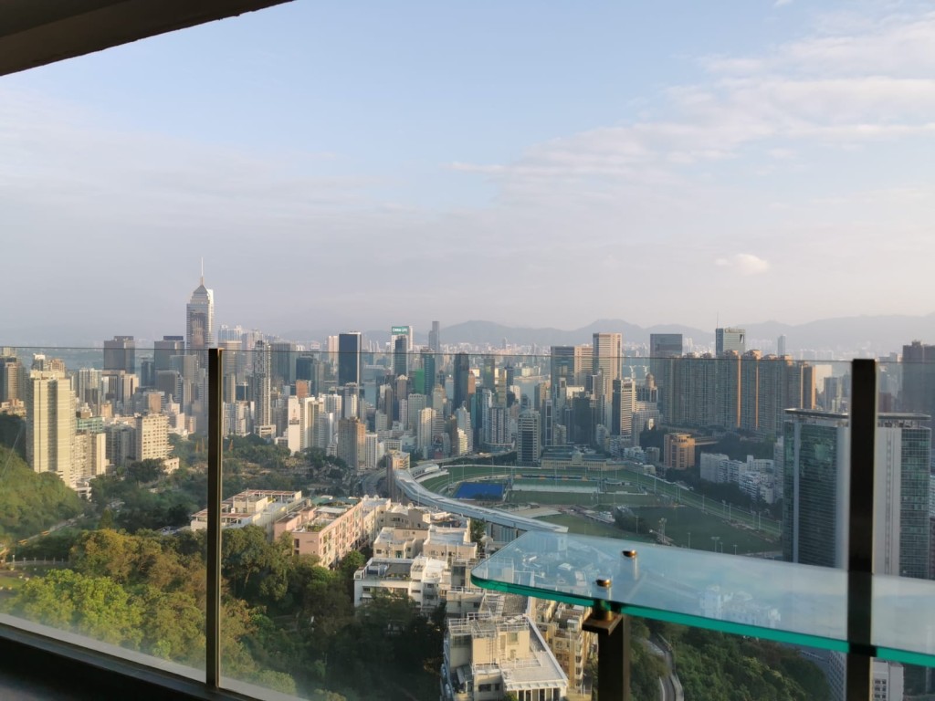 景觀方面，可望開揚市景，近看有跑馬地運動場。