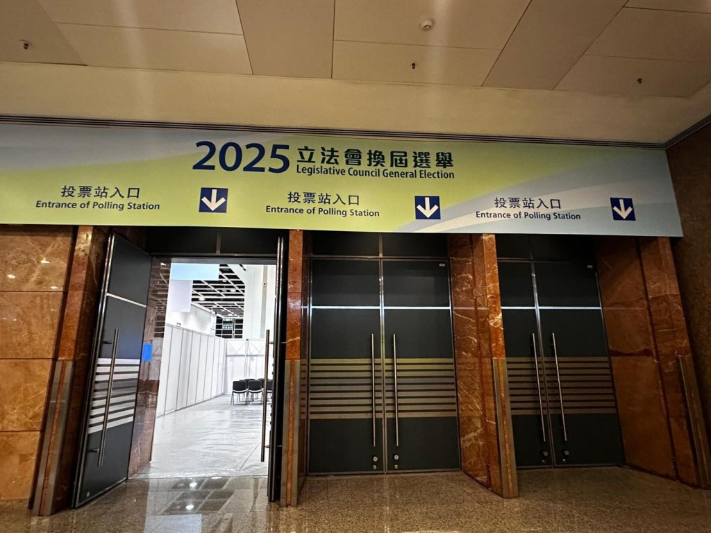 曾國衞日前到訪會展實地視察選委會界別投票站,以及中央點票中心。政制及內地事務局FB圖片 曾國衞日前到訪會展實地視察選委會界別投票站,以及中央點票中心。政制及內地事務局FB圖片