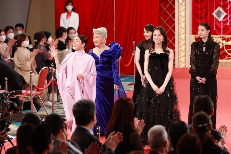 大肚的石原聰美(左一)有份角逐女配角,但失落給清原果耶(右二)。