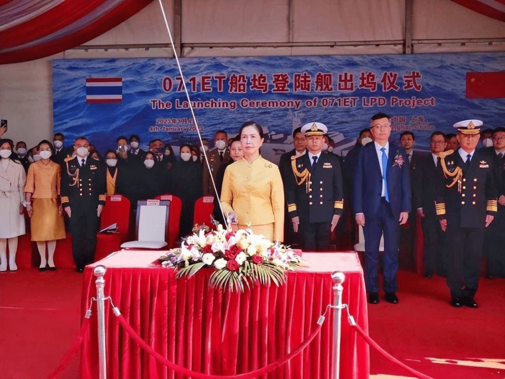 年初的071E塢登出塢儀式中，阿那亞女士行剪繩禮，代表著泰國皇家海軍071ET船塢登陸艦正式出塢。資料圖