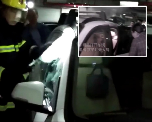 消防員到將車窗打爛救出男童。網圖
