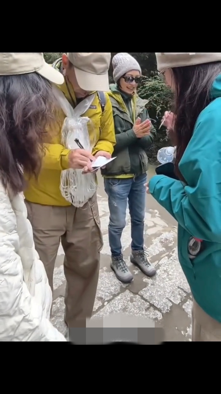 劉青雲為粉絲簽名時,郭藹明面帶微笑在旁等候,體貼舉動獲網民大讚。 劉青雲為粉絲簽名時,郭藹明面帶微笑在旁等候,體貼舉動獲網民大讚。