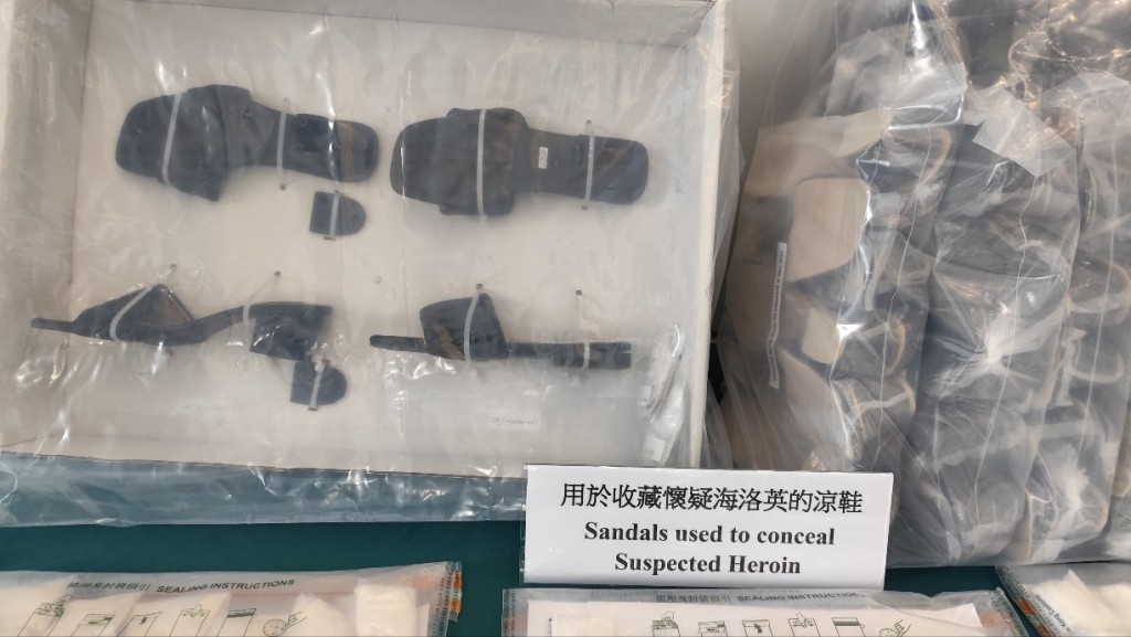 海關在500隻涼鞋鞋跟內檢獲約7.6公斤懷疑海洛英，估計市值約450萬元。