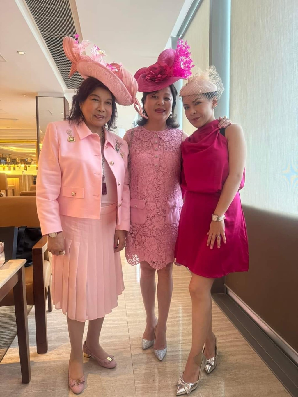 伍燕梅和友人與練馬師文家良太太 (中) 合照。