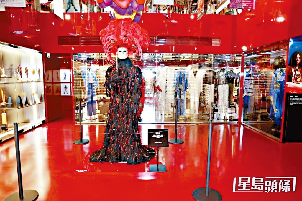 《FUN SPACE》展出了多套經典演唱會戲服。