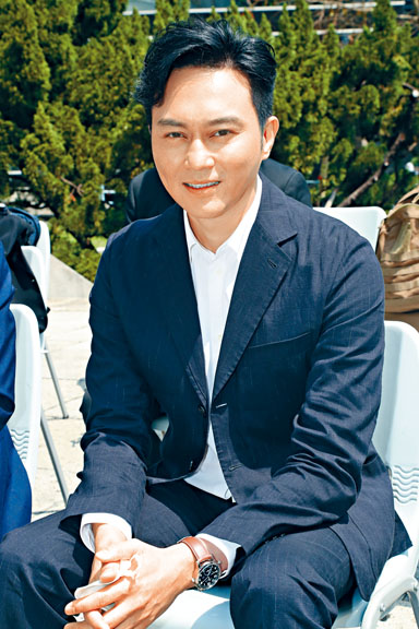 一直有戴口罩的張智霖,應記者要求脫下口罩拍照。