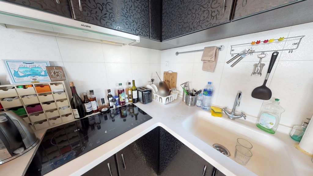 廚房設備簇新，並以黑白兩色為主。