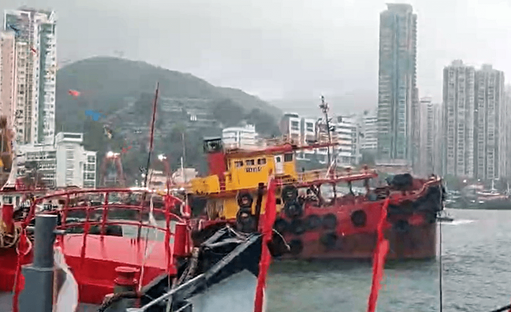 油躉擱淺隨風漂入香港仔西避風塘。網圖