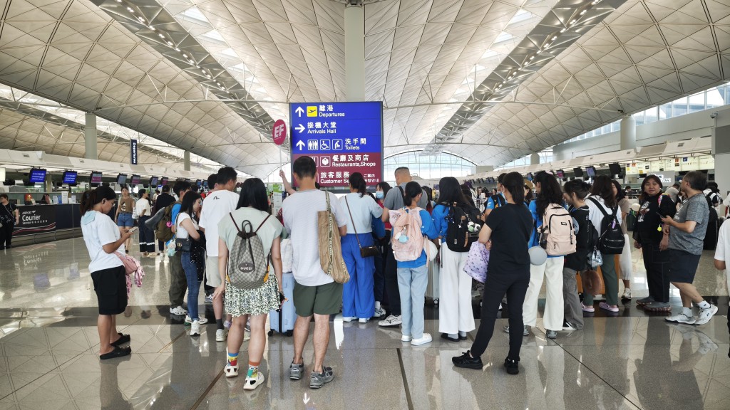 颱風韋帕襲港情況下，機場情況。
