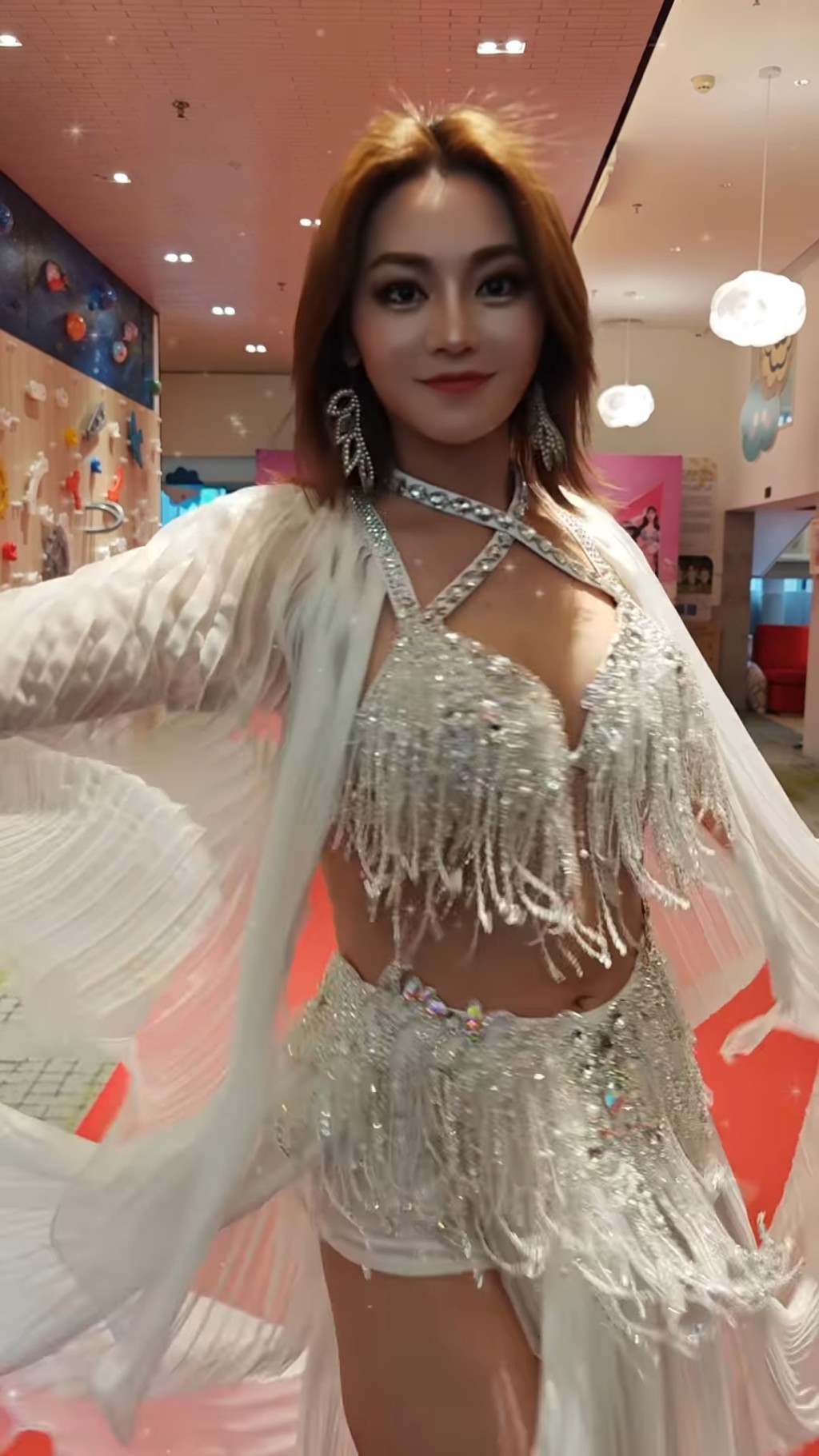 關嘉敏大晒豐滿身材及白滑美腿。 關嘉敏大晒豐滿身材及白滑美腿。