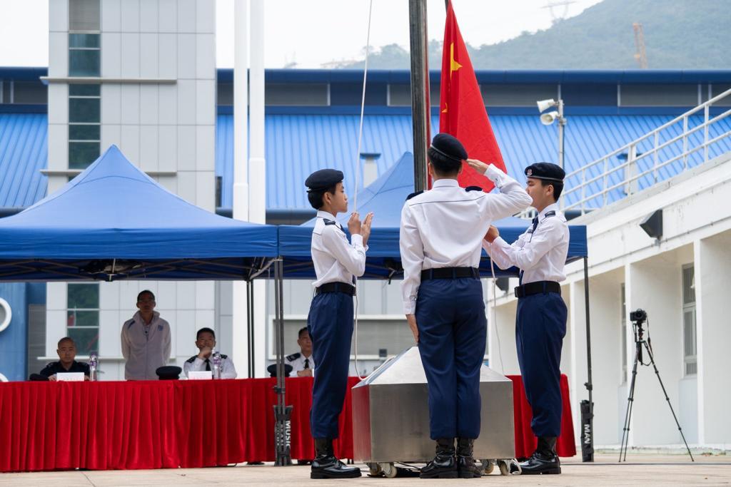 少年警訊成員向國旗致敬 。警方提供