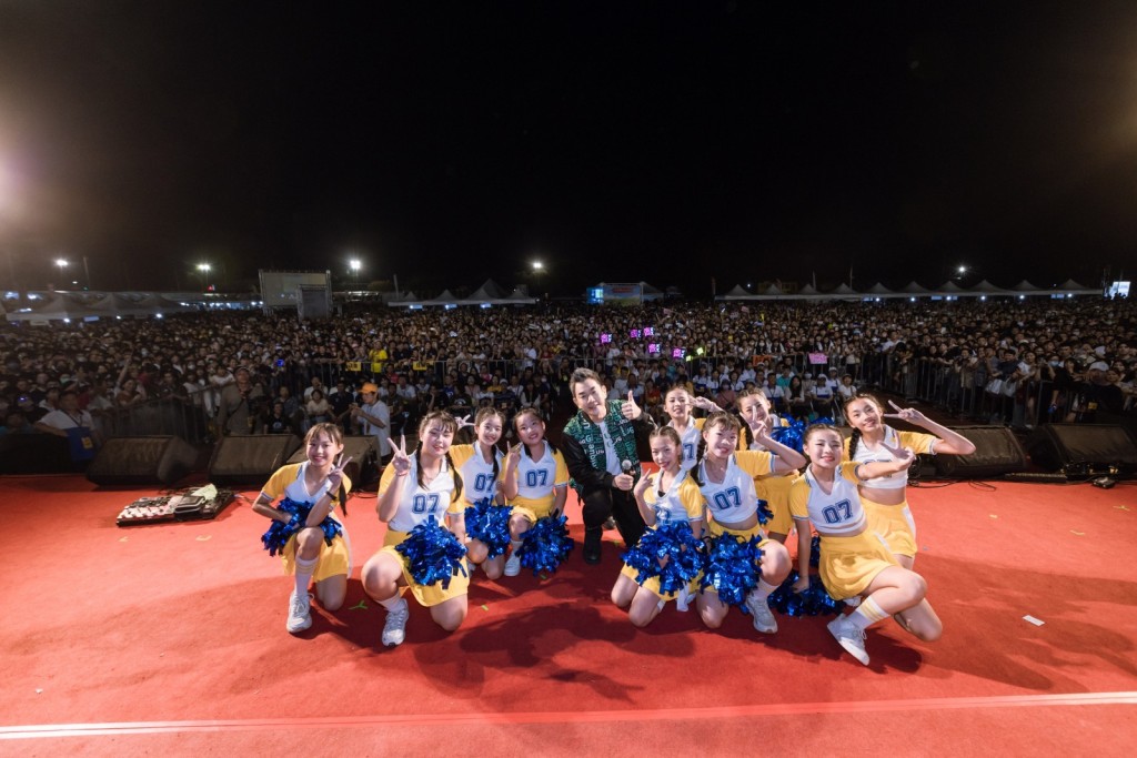 任賢齊邀請田中國小「田女孩」啦啦隊助陣。