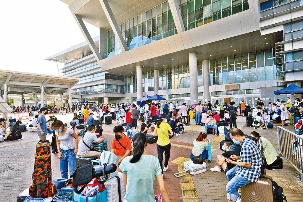 深圳灣口岸昨起延長服務時間,大批市民等候過關。