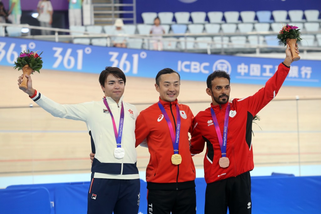 梁嘉儒(左)在場地單車男子全能賽奪銀。 