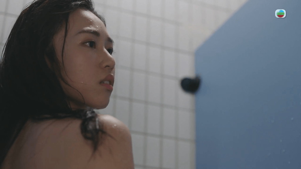 日前播出的《新闻女王》中，「子姗」何沛珈在练习过后，洗澡期间被教练「马宝强」邵卓尧性侵。