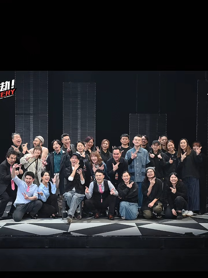 蔡頌思與工作人員及其他演員合照。 蔡頌思與工作人員及其他演員合照。
