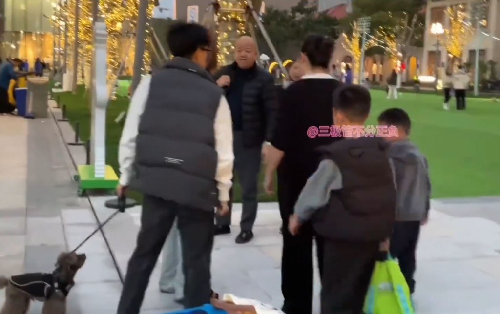 狗主情侶縱容寵物犬在男孩腳邊大便，事後拒道歉還反指罵仗義途人。微博