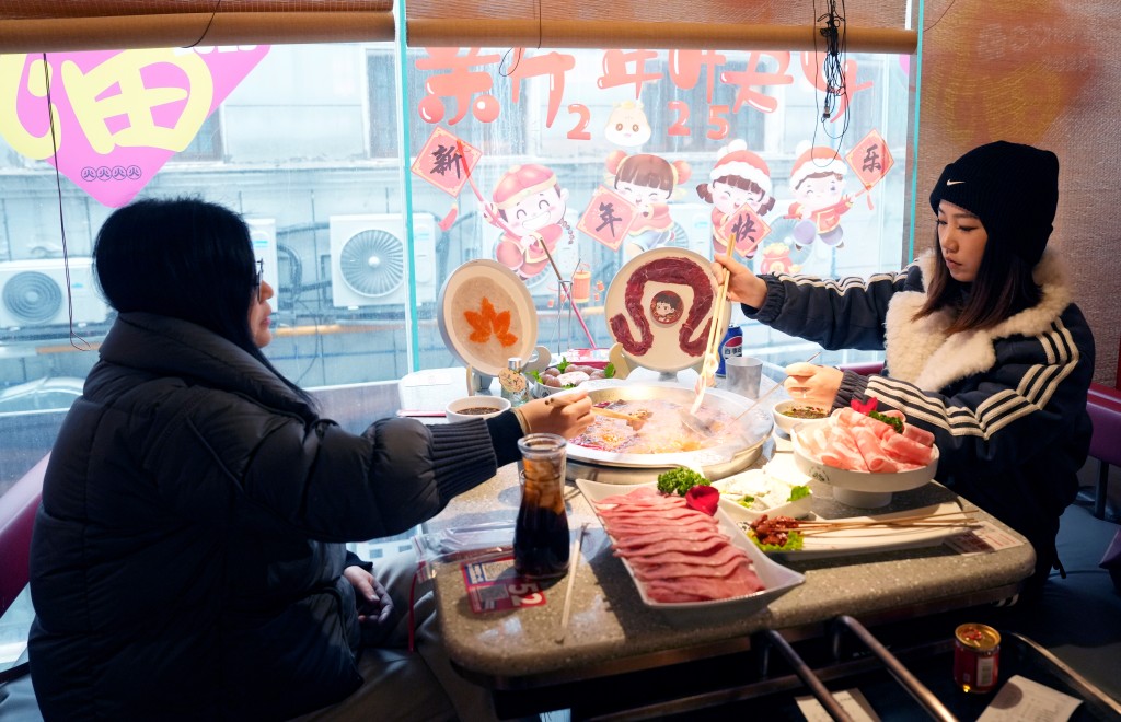 食客品嘗「哪吒套餐」。（中新社）