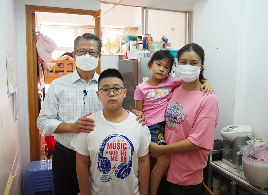 陳茂波昨天到深水埗區探訪住在劏房的市民和住在公屋的長者。陳茂波網誌圖片