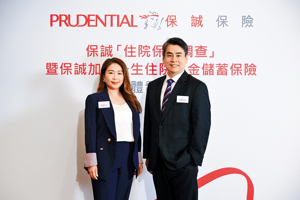 保誠保險首席產品管理總監馮偉成(圖右)指計劃的保證回報為2%。