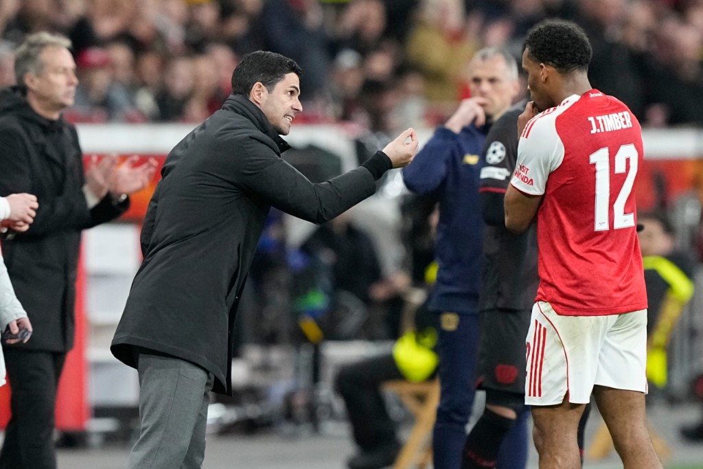 阿迪達在比賽中多番向球員提場。美聯社