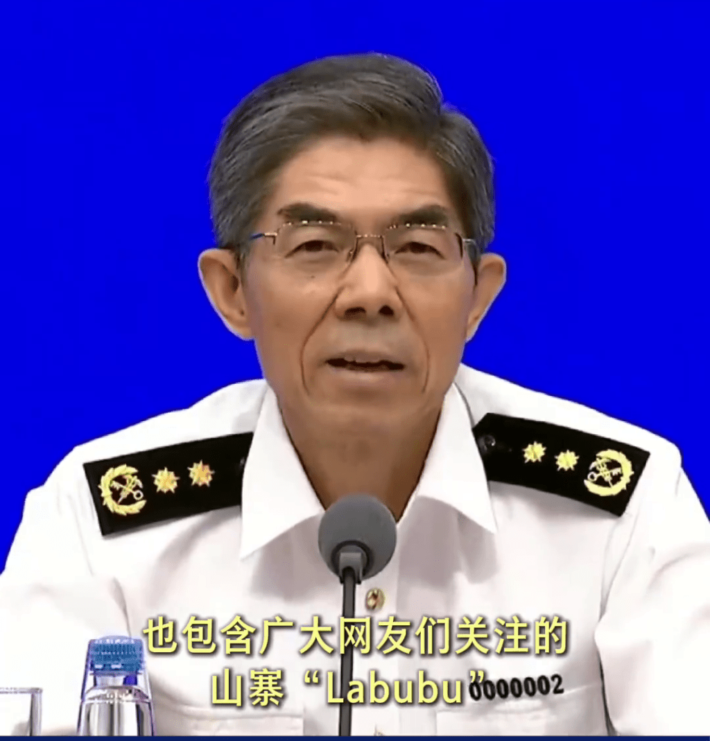 海關總署副署長王令浚教你辨真假Labubu。 海關總署副署長王令浚教你辨真假Labubu。