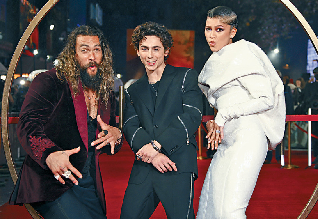 ■Jason、添麥菲和Zendaya擺鬼馬甫士合照。